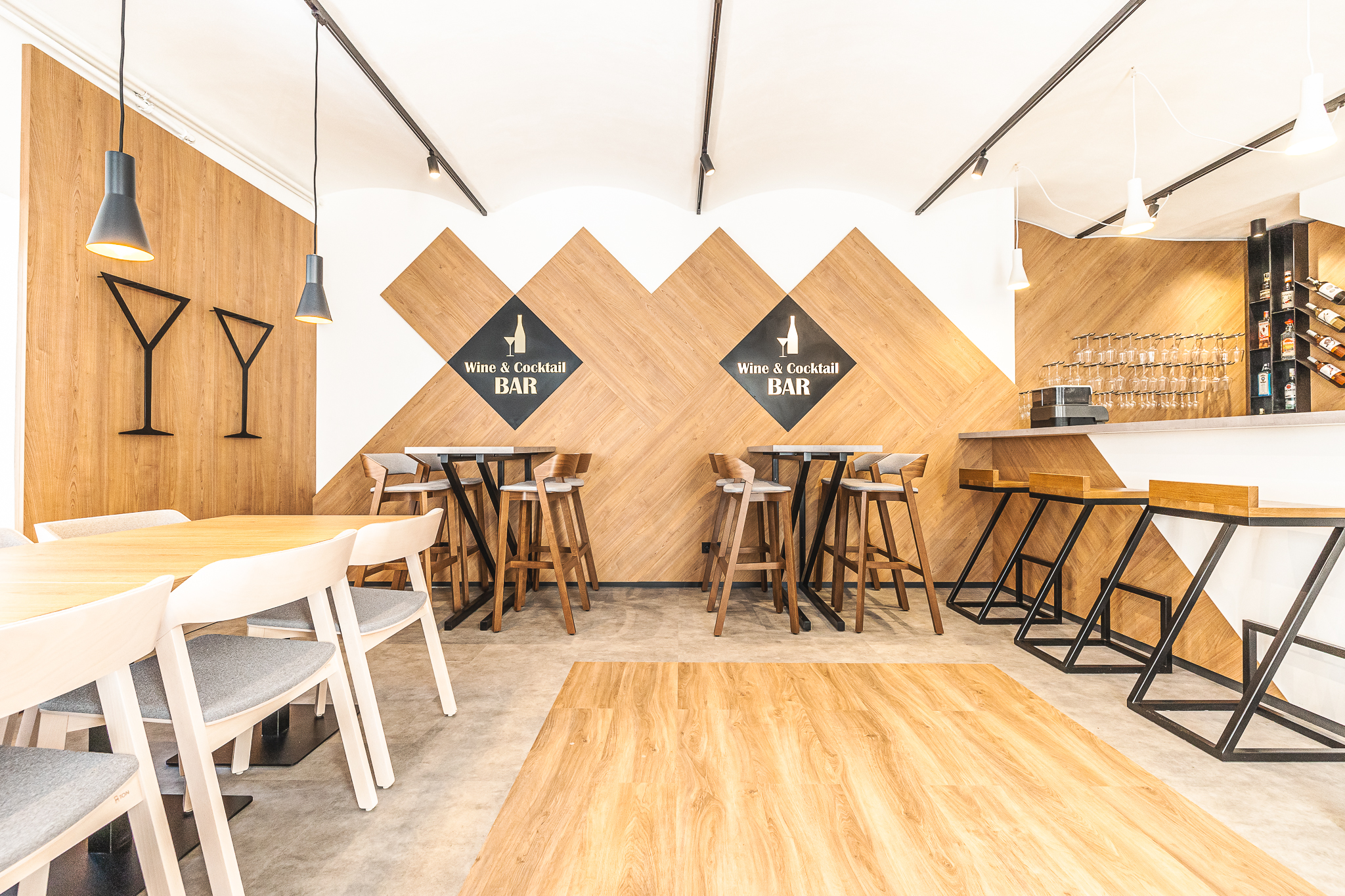 vinný a koktejlový bar