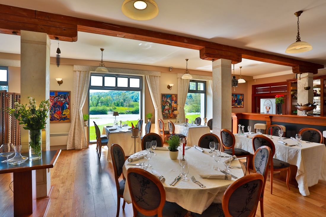 Grill Restaurant Mlýn Karlštejn s letní terasou